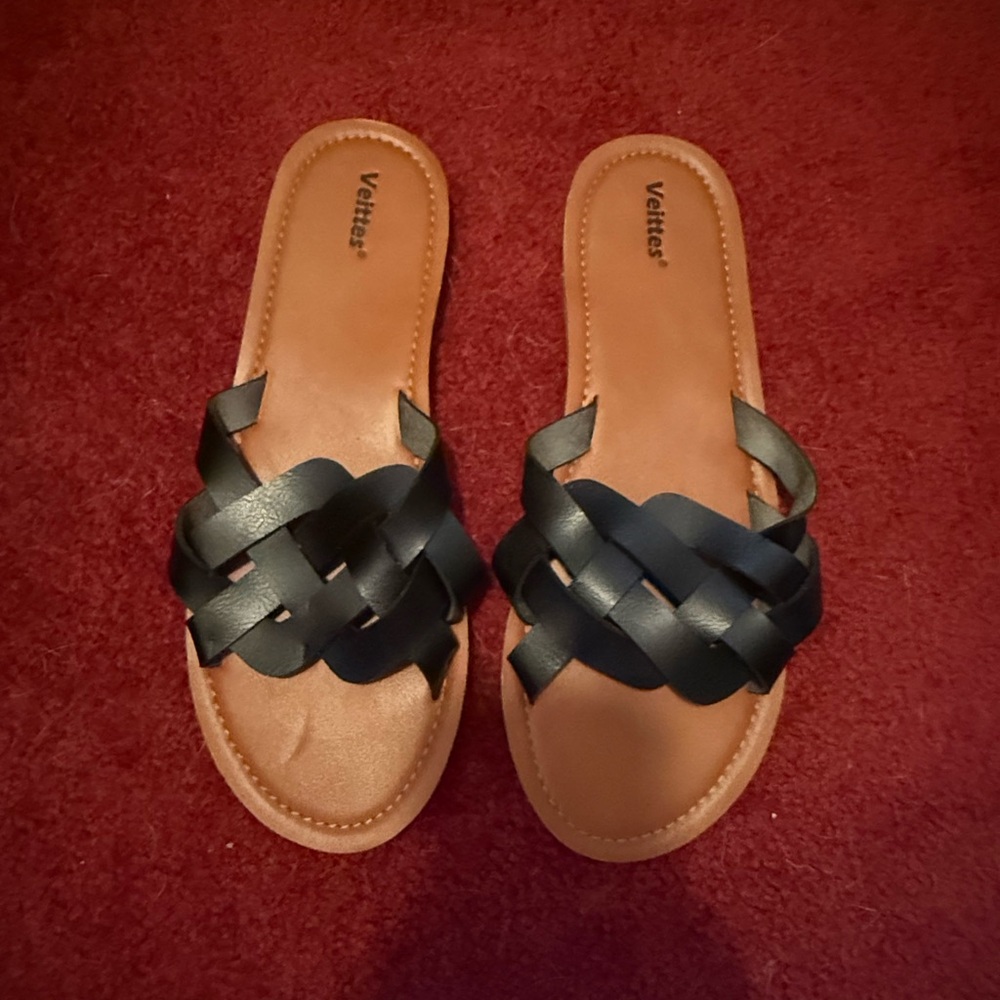NWOT Veittes Sandals